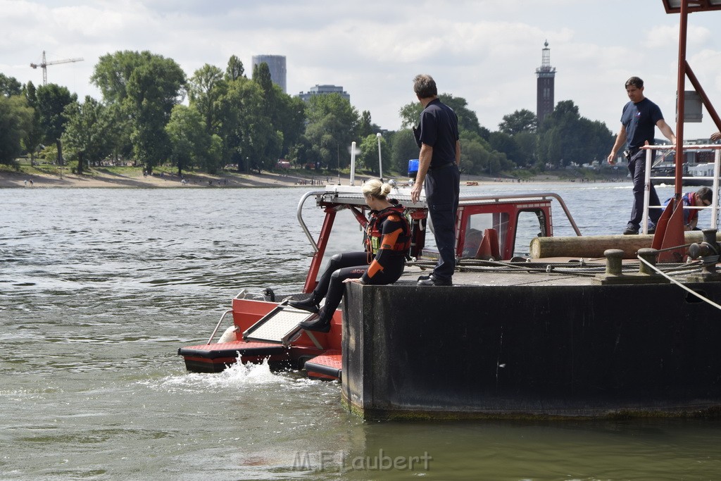 Uebung BF Taucher und Presse Koeln Zoobruecke Rhein P228.JPG - Miklos Laubert